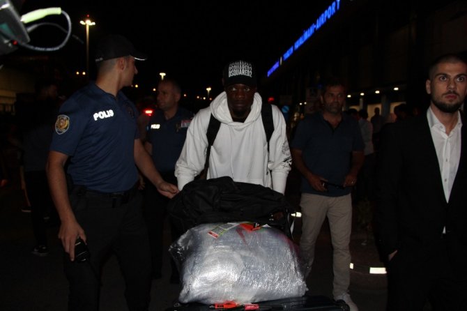 Trabzonspor Caleb Ekuban’ı Trabzon Getirdi