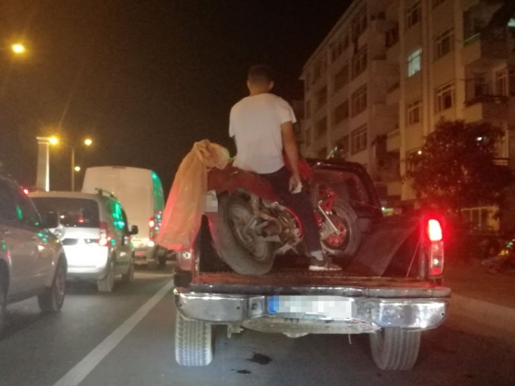 Kamyonetin Üzerindeki Motosiklette Şaşırtan Görüntü