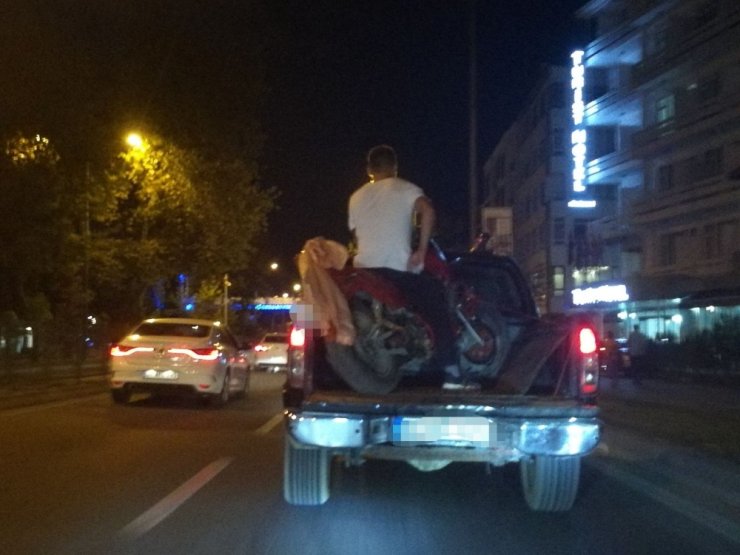 Kamyonetin Üzerindeki Motosiklette Şaşırtan Görüntü