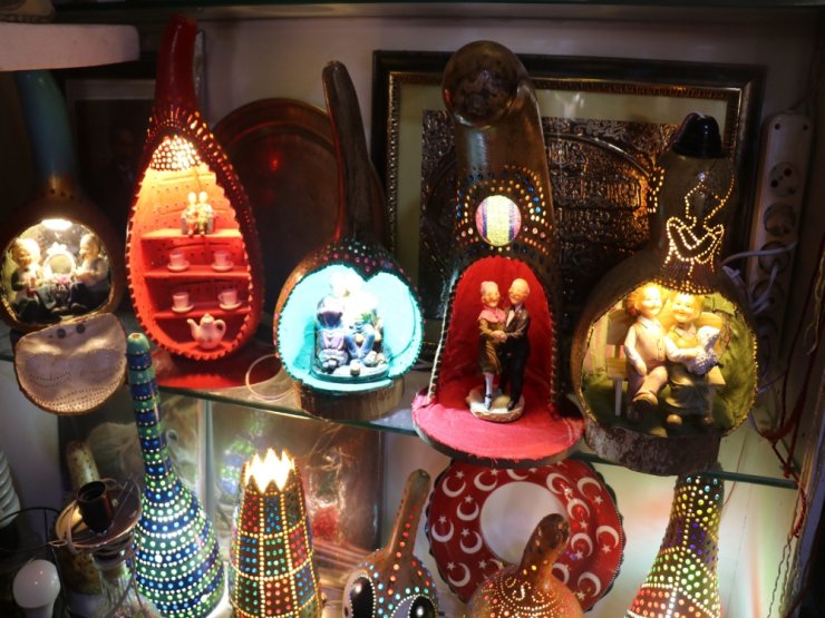 Kendi Yetiştirdiği Su Kabaklarını Sanat Eserine Dönüştürüyor