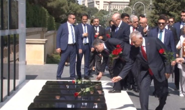 Yıldırım Azerbaycan Ve Türk Şehitliklerini Ziyaret Etti