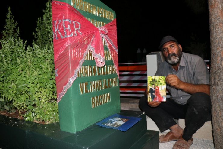 Oğlunun Mezarı Başında Yatıyor