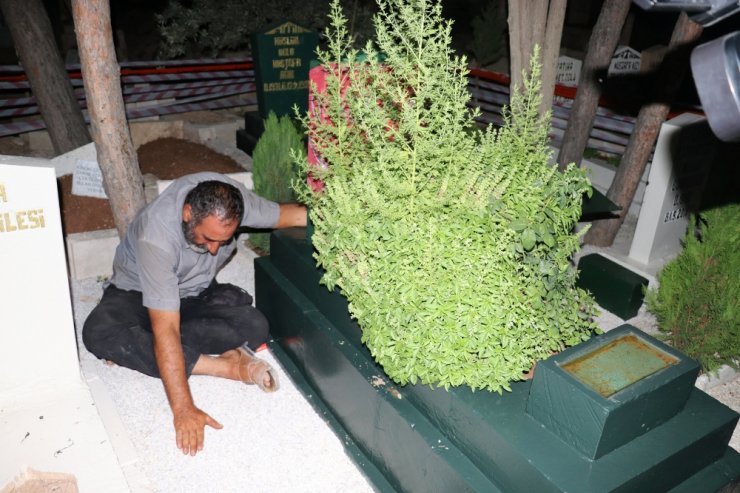 Oğlunun Mezarı Başında Yatıyor