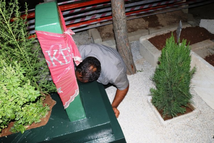 Oğlunun Mezarı Başında Yatıyor