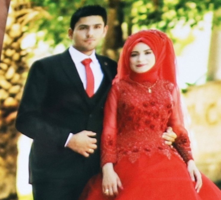 Oğlunun Mezarı Başında Yatıyor
