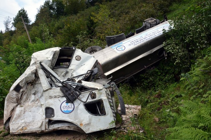 Tanker Uçuruma Yuvarlandı, Sürücünün Burnu Bile Kanamadı
