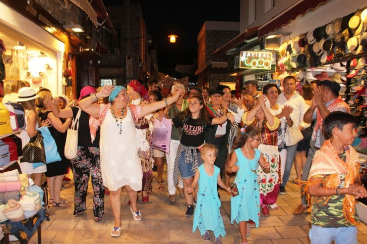 Turistler İlgiyle İzledi: Bodrum’da Renkli Görüntüler