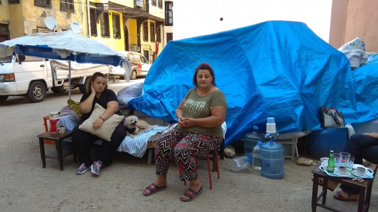 Kanser Hastası Anne İle Obaz Kızının Sokakta Yaşam Mücadelesi