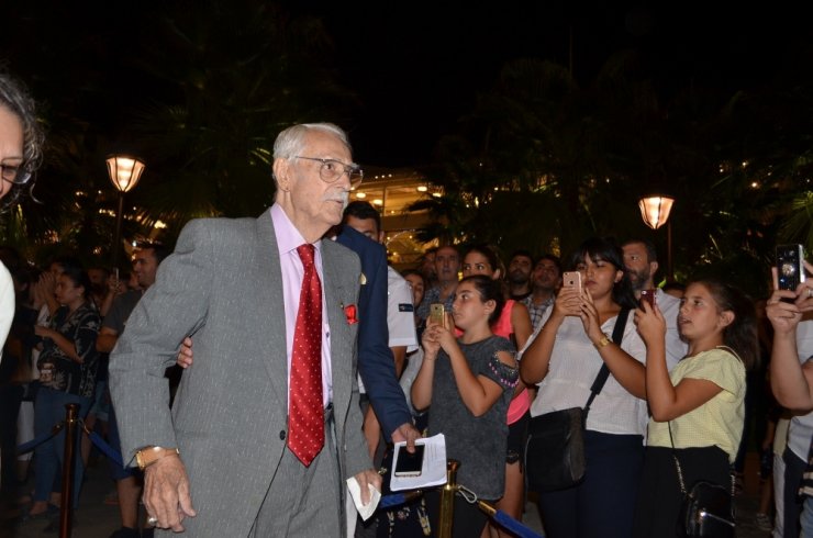 İzmir’deki Film Festivalinin Ödül Töreninde Ünlüler Geçidi