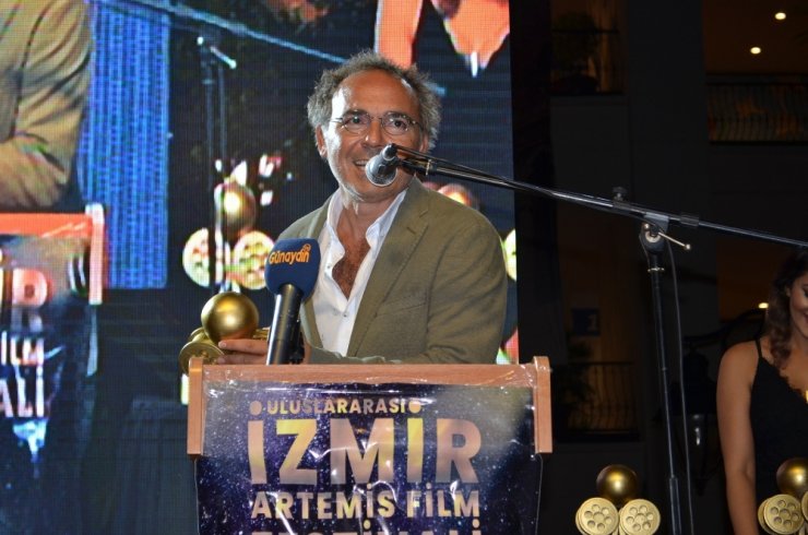 İzmir’deki Film Festivalinin Ödül Töreninde Ünlüler Geçidi