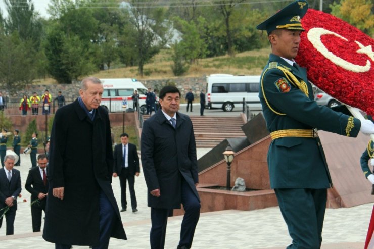 Cumhurbaşkanı Erdoğan Ata Beyit Anıtını Ziyaret Etti