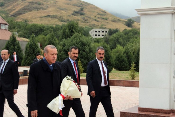 Cumhurbaşkanı Erdoğan Ata Beyit Anıtını Ziyaret Etti