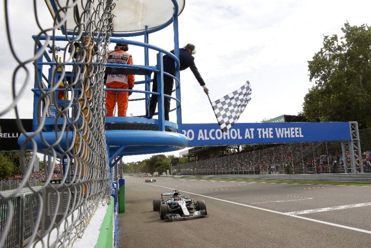 F1 İtalya Grand Prix’inde Gülen Hamilton