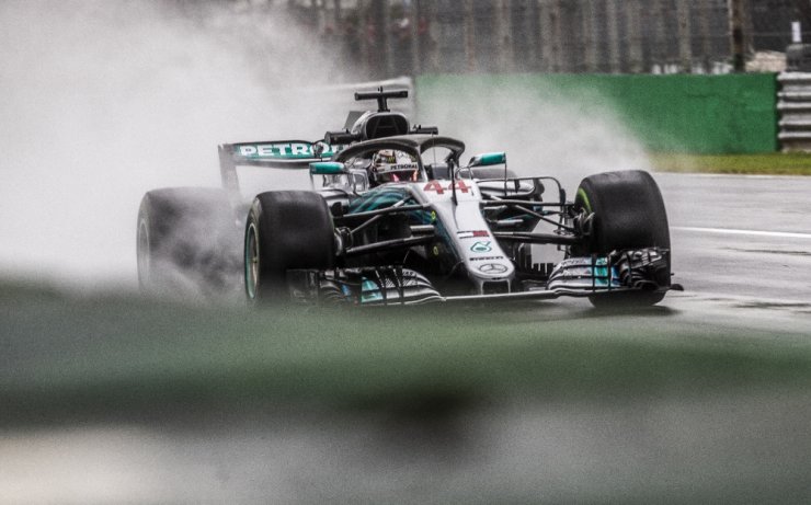 F1 İtalya Grand Prix’inde Gülen Hamilton