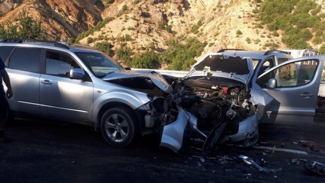 Giresun’da 3 Araç Birbirine Girdi: 2 Yaralı
