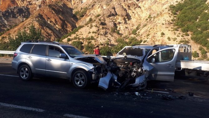 Giresun’da 3 Araç Birbirine Girdi: 2 Yaralı