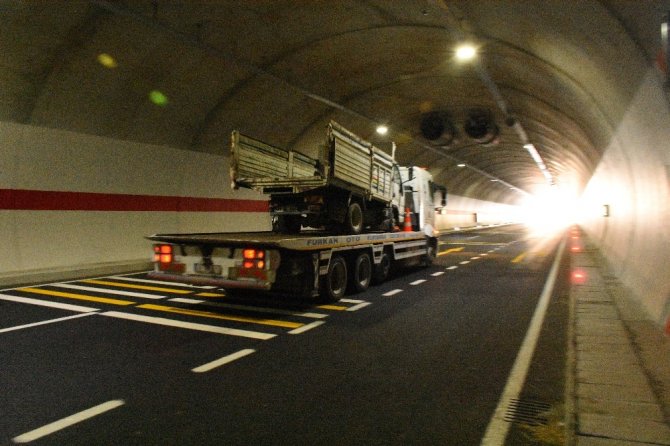 Gümüşhane Çevre Yolu Tünelinde Kaza: 2 Ölü, 1 Yaralı