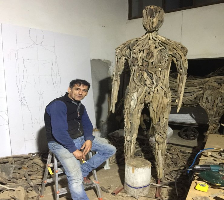 Doğada Görevini Tamamlayan Ağaçlarla Sanat Yapıyor