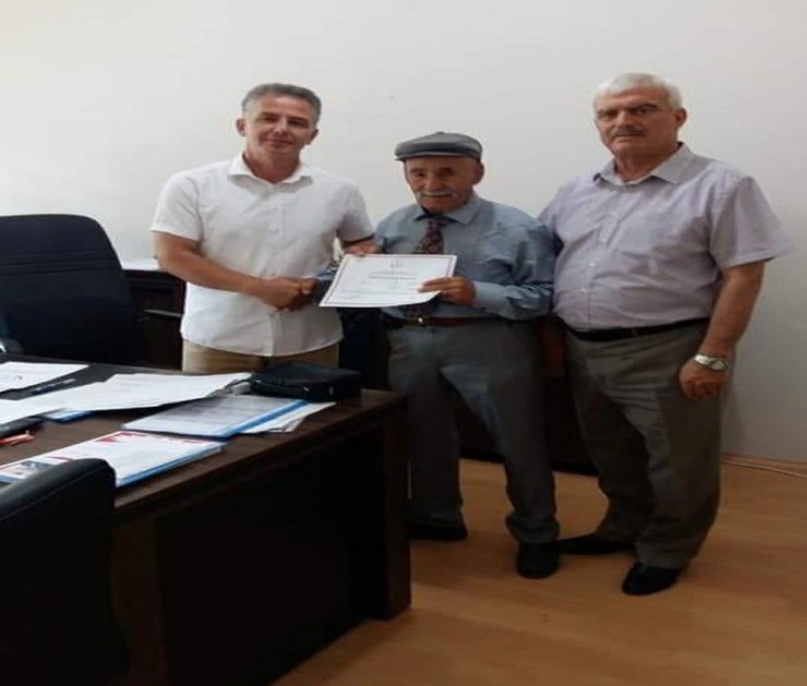 Öğrenmenin Yaşı Yok: 80 Yaşında Diplomasını Aldı