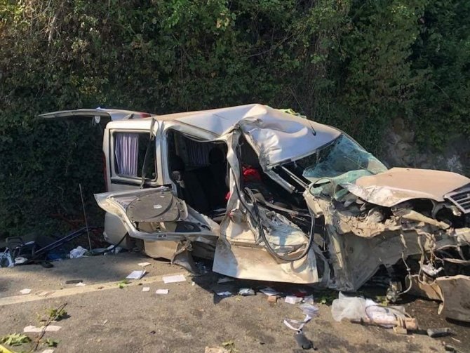 Türkiye-rusya Milli Maçını İzlemek İçin İzmir’den Yola Çıkan 4 Arkadaş Giresun’da Kaza Yaptı: 1 Ölü, 3 Yaralı