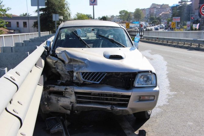 Direksiyon Başında Kalp Krizi Geçiren Sürücü Kaza Yaptı