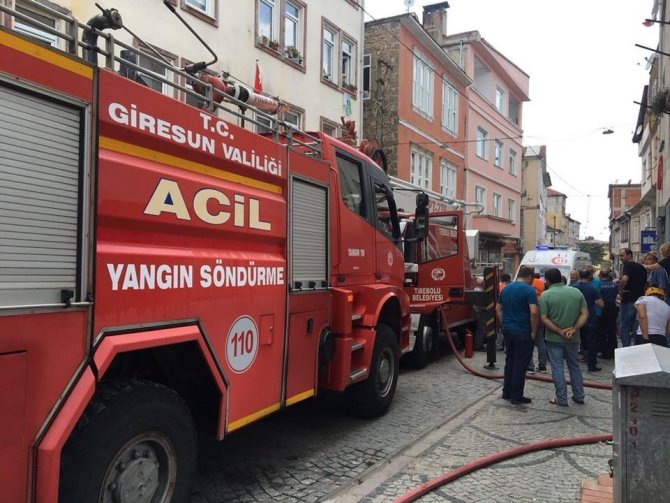 Giresun’un Tirebolu İlçesinde Yanan Eve İtfaiye Müdahale Etti
