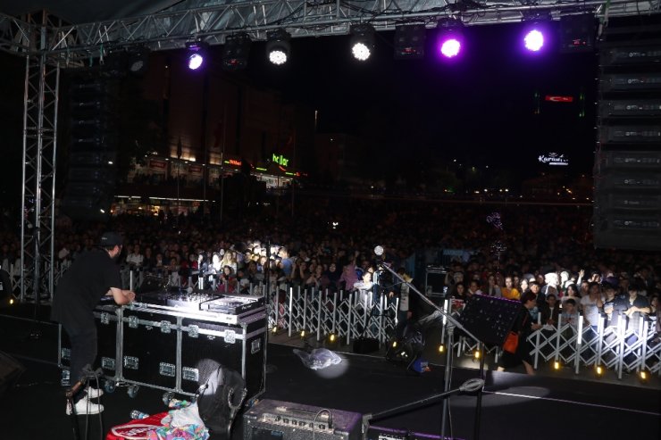 Festivalde İlyas Yalçıntaş Rüzgarı Esti