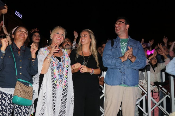 Festivalde İlyas Yalçıntaş Rüzgarı Esti