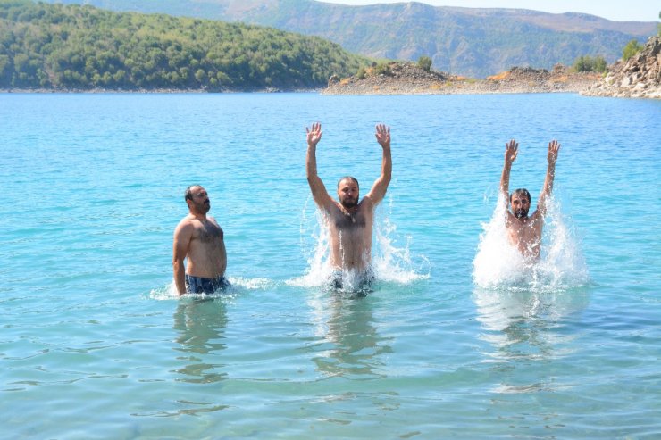 Dünyanın İkinci Büyük Krater Gölünde Serinliyorlar