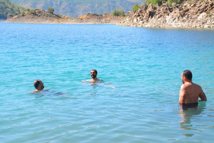 Dünyanın İkinci Büyük Krater Gölünde Serinliyorlar