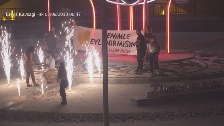 Kavşaktaki Evlilik Teklifi Mobese Kameralarına Yansıdı