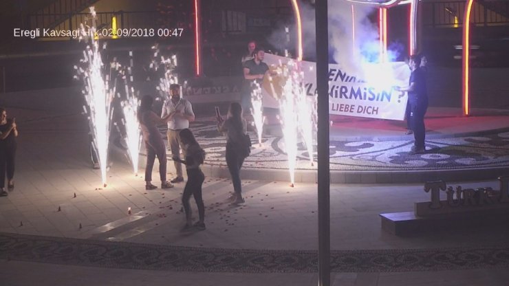 Kavşaktaki Evlilik Teklifi Mobese Kameralarına Yansıdı