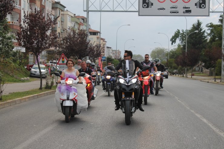 10 Ülke Geçip Türkiye’de Evlendiler