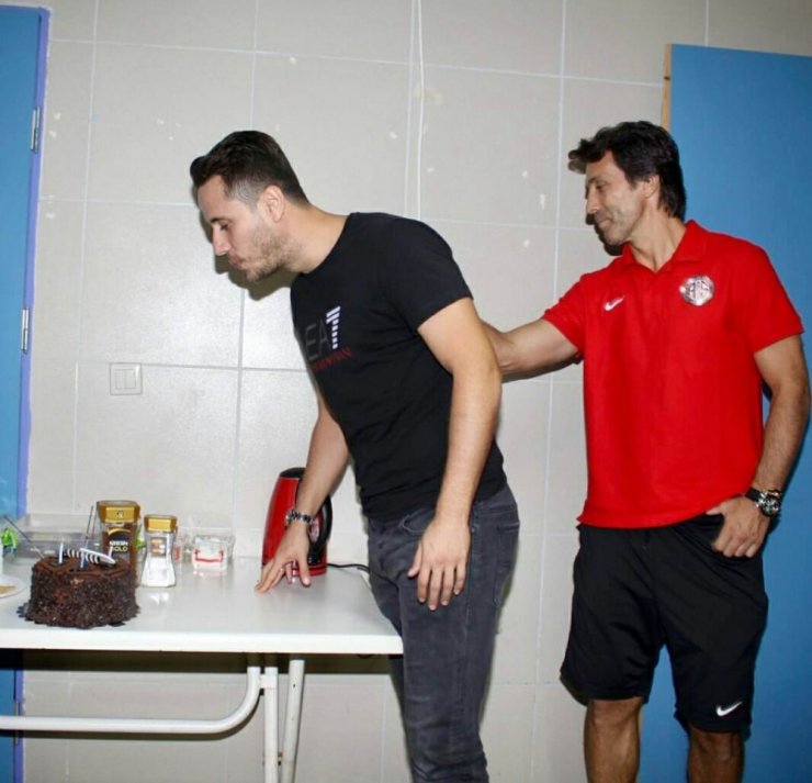 Musa Nizam İçin Pasta Kesildi