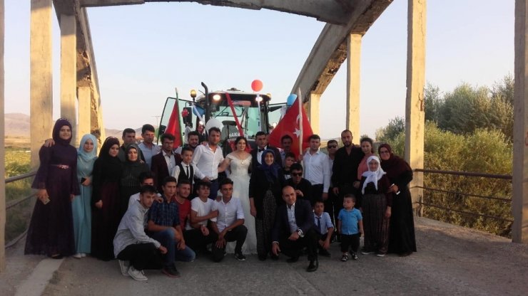 O Traktör Bu Kez ’Gelin Arabası’ Oldu