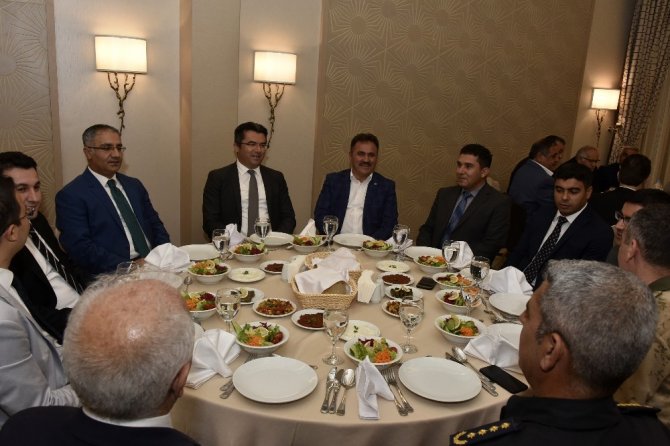 Gümüşhane’de Tayini Çıkan Kaymakamlara Veda Yemeği