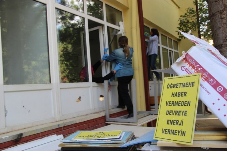 İngilizce Öğretmeni Boya, Tarih Öğretmeni Sıva Yapıyor