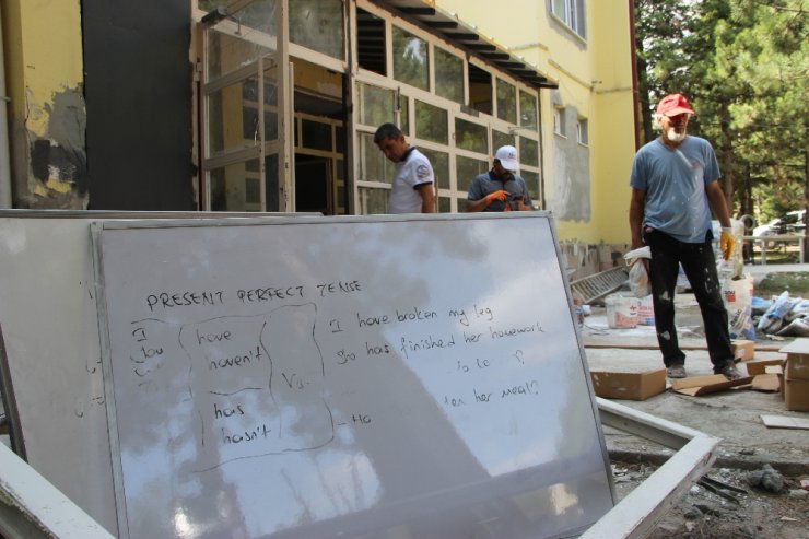 İngilizce Öğretmeni Boya, Tarih Öğretmeni Sıva Yapıyor