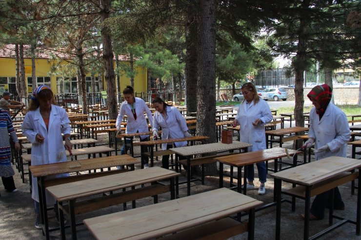 İngilizce Öğretmeni Boya, Tarih Öğretmeni Sıva Yapıyor