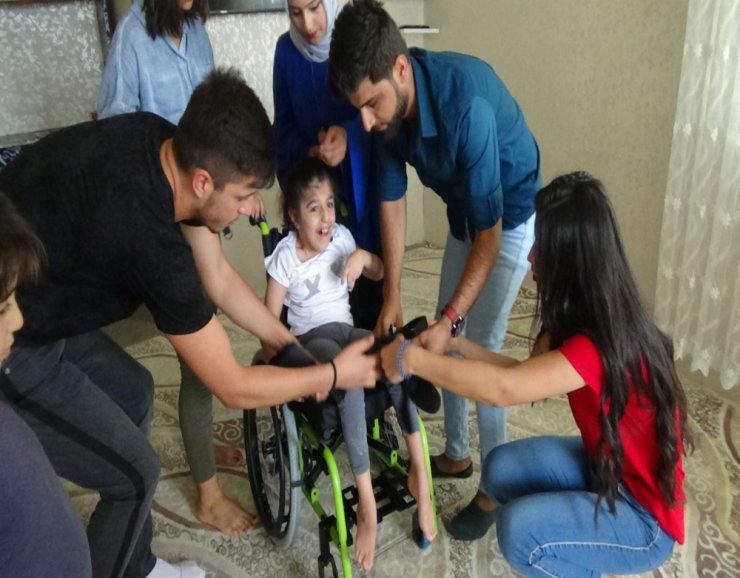 Gençler Engelli Kız İçin Çöplere Girdi