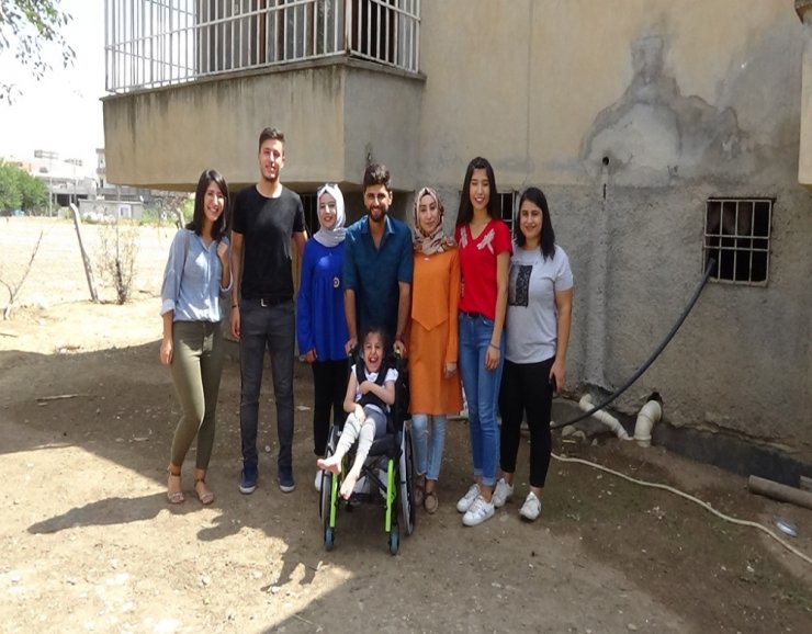 Gençler Engelli Kız İçin Çöplere Girdi