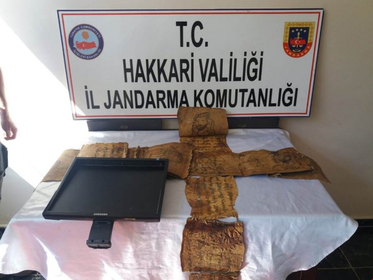 17 Parça Tarihi Deri İncil Ele Geçirildi