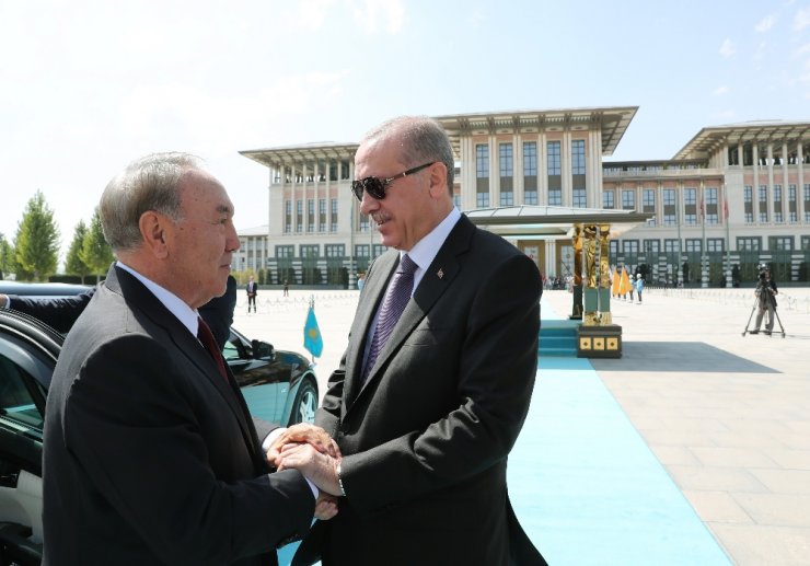 Kazak Mevkidaşını Resmi Törenle Karşıladı