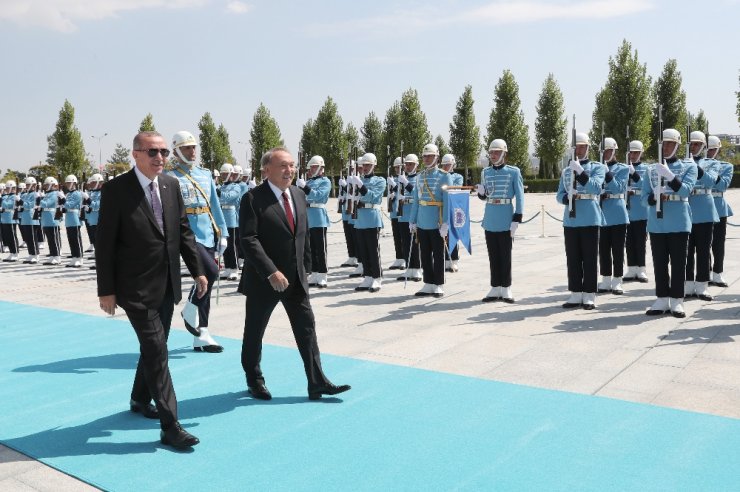 Kazak Mevkidaşını Resmi Törenle Karşıladı
