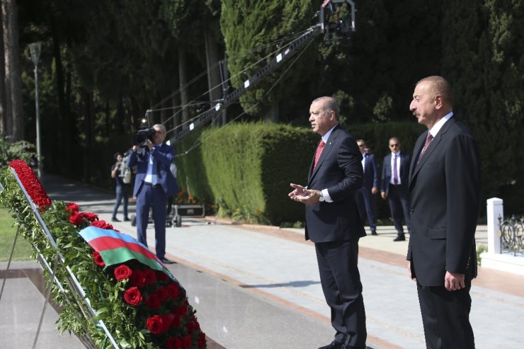 Aliyev’in Kabrini Ve Şehitlikleri Ziyaret Etti