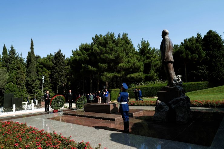 Aliyev’in Kabrini Ve Şehitlikleri Ziyaret Etti
