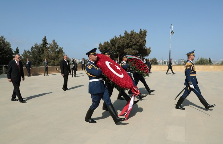 Aliyev’in Kabrini Ve Şehitlikleri Ziyaret Etti