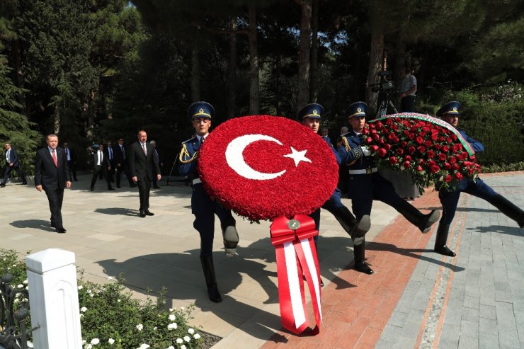 Aliyev’in Kabrini Ve Şehitlikleri Ziyaret Etti