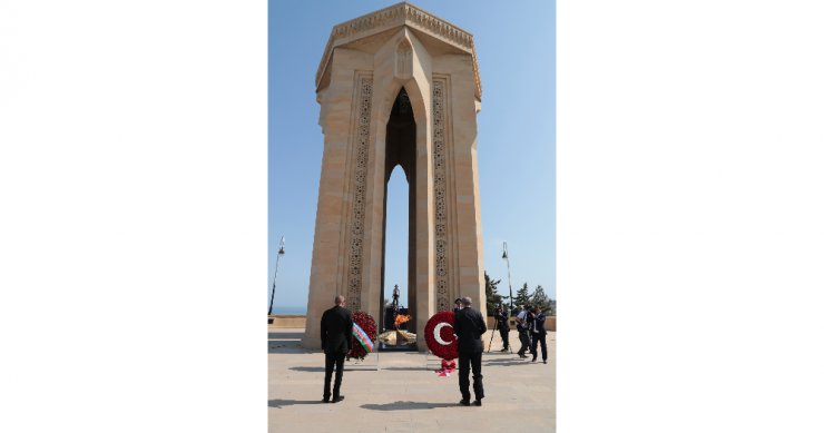 Aliyev’in Kabrini Ve Şehitlikleri Ziyaret Etti