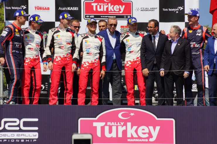 Şampiyonlar Kupalarını Erdoğan’ın Elinden Aldı
